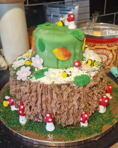 Nurse bakes forest cake | News | Naomi House & Jacksplace