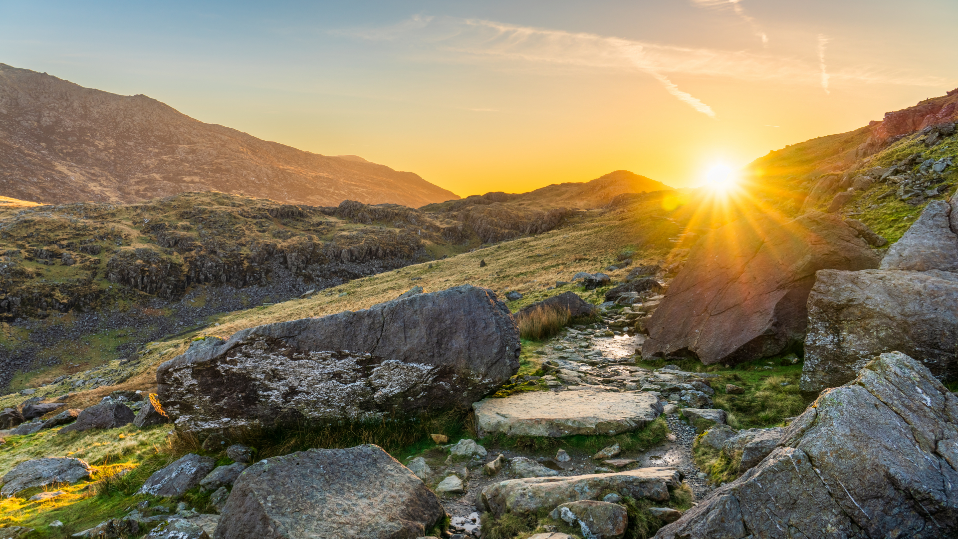 A picturesque sunrise at the summit of Snowdonia behind mountain top